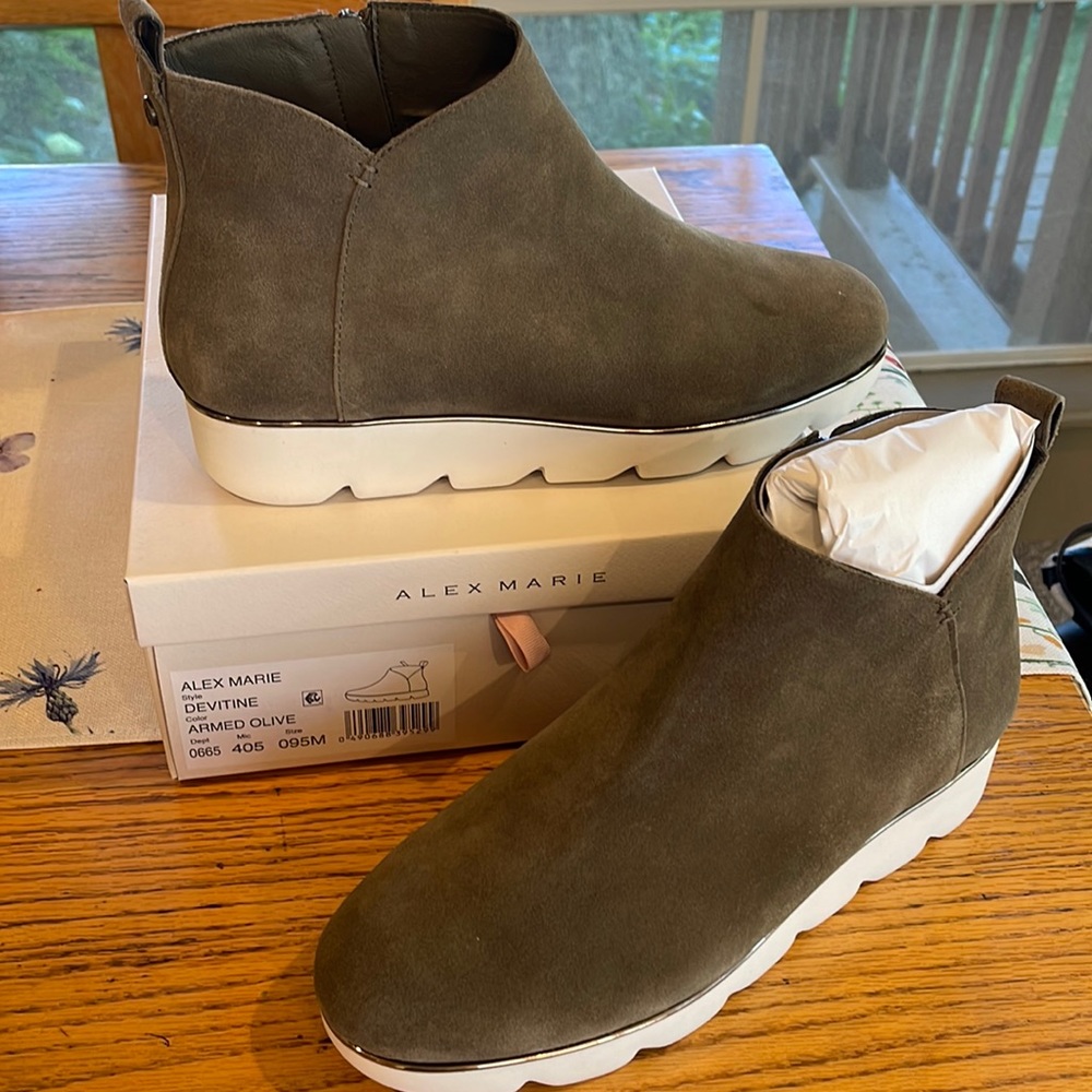 Alex Marie Devitine bootie nwt size 9.5 olive
